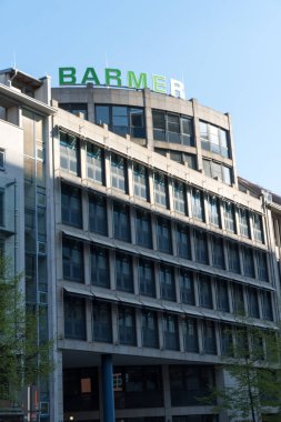 Berlin, Almanya - 18 Nisan 2019: Alman sigorta şirketi Barmer bir binanın dış tarafında