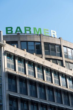 Berlin, Almanya - 18 Nisan 2019: Alman sigorta şirketi Barmer bir binanın dış tarafında