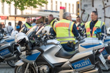 Berlin, Almanya - 18 Nisan 2019: Alman polisi ve BMW motosikletleri. Seçici odak