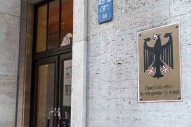 Berlin, Almanya - 18 Nisan 2019: Bundesagentur fr Arbeit Regionaldirektion Berlin 'in plakası, Federal İstihdam Ajansı için Almanca, federal ajans iş bulma merkezleri