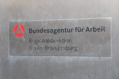 Berlin, Almanya - 18 Nisan 2019: Federal İş Bulma Kurumu için Alman Bundesagentur fr Arbeit 'in plakası, federal ajans iş bulma merkezleri