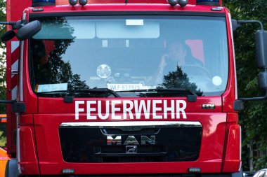 Berlin, Almanya - 6 Ağustos 2020: Alman Feuerwehr itfaiye servis kamyonu, önden görüş ve itfaiyeciler