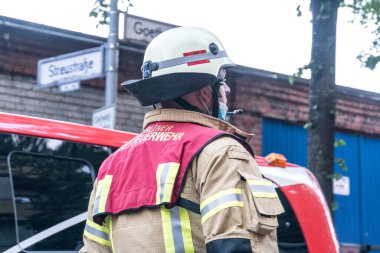 Alman itfaiyecisi, açık havada.