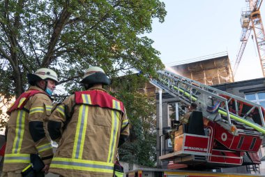 Berlin, Almanya - 6 Ağustos 2020: İtfaiyeciler yangınları döner merdiven kullanarak söndürüyorlar
