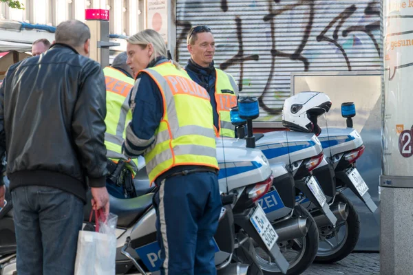 Berlín Alemania Abril 2019 Policías Alemanes Sus Motocicletas Bmw Enfoque — Foto de Stock
