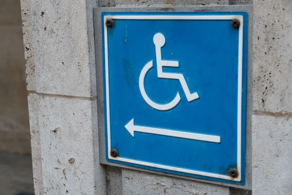 Μπλε Πινακίδα Που Δίνει Οδηγίες Για Πρόσβαση Αναπηρία — Φωτογραφία Αρχείου