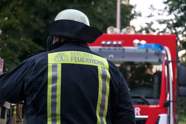Deutscher Feuerwehrmann Rückansicht — Stockfoto