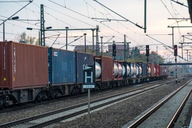 Berlin, Almanya - 13 Kasım 2019: Demiryolu taşımacılığı. Trendeki konteynırlar.