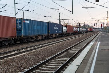 Berlin, Almanya - 13 Kasım 2019: Demiryolu taşımacılığı. Trendeki konteynırlar.