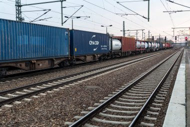 Berlin, Almanya - 13 Kasım 2019: Demiryolu taşımacılığı. Trendeki konteynırlar.
