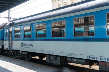 Prag, Çek Cumhuriyeti - 24 Temmuz 2020: Çek Cumhuriyeti 'nin bölgesel ve uzun mesafeli hizmetler sağlayan büyük demiryolu operatörü olan D' ye kısaltılmış esk drhy tarafından eğitim