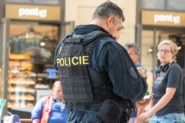 Praga Repubblica Ceca Luglio 2020 Indietro Girato Poliziotto Ceco — Foto Stock