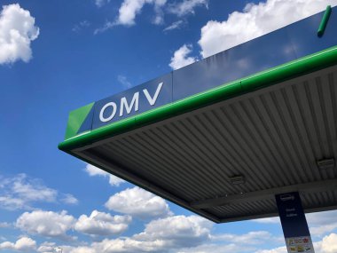 Prag, Çek Cumhuriyeti - 12 Temmuz 2020: OMV Avusturya Mineral Petrol İdaresi Petrol ve benzin istasyonu