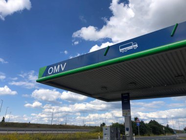 Prag, Çek Cumhuriyeti - 12 Temmuz 2020: OMV Avusturya Mineral Petrol İdaresi Petrol ve benzin istasyonu