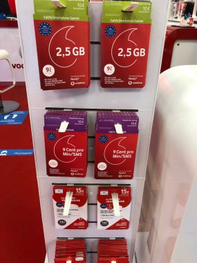 Berlin, Almanya - 4 Ağustos 2020: Vodafone CallYa ön ödemeli sim kartları. 1984 yılında Racal Telecom Ltd. olarak kurulan Vodafone, İngiliz çokuluslu telekomünikasyon şirketidir.