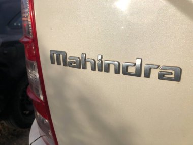 Roma, İtalya - 18 Ağustos 2020: Mahindra ve Mahindra Limited amblemi, Hindistan 'ın çok uluslu araç üretim şirketi