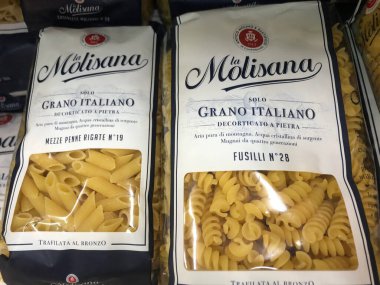 Roma, İtalya - 31 Ağustos 2020: Satılık La Molisana makarnası. La Molisana bir İtalyan yemek şirketi.