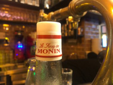 Berlin, Almanya - 13 Ekim 2020: Le Sirop de Monin şişesi. Seçici odaklanma. Monin, öncelikle ticari amaçla kullanılan şurup, likör ve meyve özü üreten ve pazarlayan bir Fransız şirketidir.