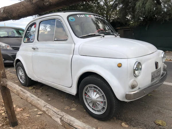 Řím Itálie Srpna2020 Bílý Fiat500 Fiat 500 Dvoudveřový Automobil Čtyřmi — Stock fotografie