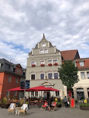 Weimar, Almanya - 14 Temmuz 2020 Herderkirche kilisesi ve ünlü kafeterya Weimarer Kaffee Rsterei ile Herderplatz