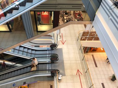 Weimar, Almanya - 14 Temmuz 2020: Weimar Atrium alışveriş merkezinin iç yürüyen merdivenleri