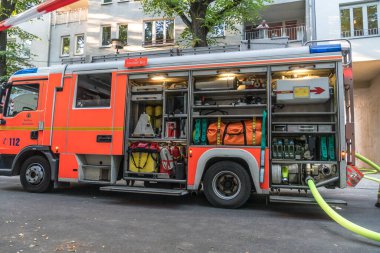 Berlin, Almanya - 6 Ağustos 2020: Berliner itfaiye merdiven kamyonu. 112, ücretsiz aranabilen tek Avrupa acil durum numarasıdır. Yangın ve tıbbi acil durum için kullanılır.