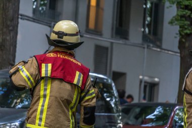 Berlin, Almanya - 6 Ağustos 2020: Berliner itfaiyecileri yangını söndürmek için iş başında