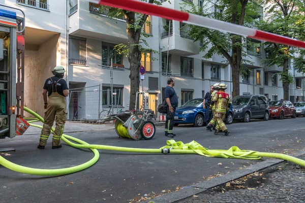 Berlin, Almanya - 6 Ağustos 2020: Berliner itfaiyecileri yangını söndürmek için iş başında