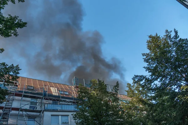 Pollution Fumée Provenant Incendie Près Établissement Résidentiel Images De Stock Libres De Droits