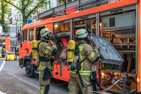 Berlin Allemagne Août 2020 Pompiers Berlinois Travail Éteignant Incendie Images De Stock Libres De Droits