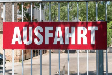 Kırmızı Ausfahrt plakalı, Almanca çıkış kapısı.
