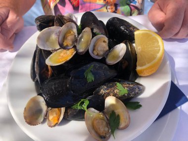 Sarımsaklı tereyağlı soslu midye ve midye.