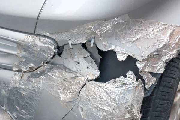 Față Deteriorată Mașinii Reparată Folie Aluminiu — Fotografie, imagine de stoc
