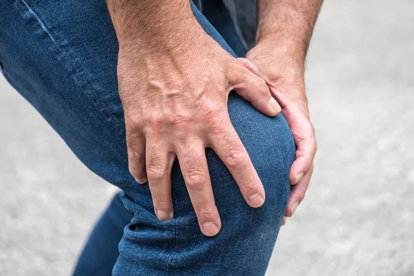 Esguince Rodilla Hombre Que Sufre Dolor Rodilla —  Fotos de Stock