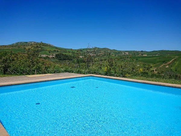 Piscine Vide Entourée Paysage Vallonné Dans Une Station Balnéaire Images De Stock Libres De Droits