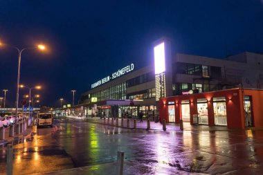 Berlin, Almanya - 11 Mayıs 2019: Berlin Schoenefeld Havaalanı A Terminali, gece. Flughafen Schonefeld Berlin 'in ikinci uluslararası havaalanıdır.