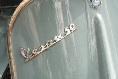 Roma, İtalya - 28 Mayıs 2019: klasik Vespa 50 mobiletinin amblemi. Vespa, Piaggio tarafından üretilen İtalyan mobilet markası.