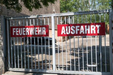 Berlin, Almanya - 5 Haziran 2019: Feuerwehr ve Ausfahrt, Alman İtfaiye ve Çıkış Kapısı