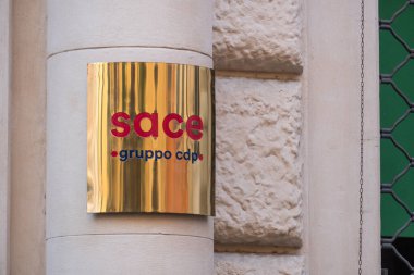 Roma, İtalya - 19 Temmuz 2019: İtalyan İhracat Kredi Ajansı, Cassa Depositi e Prestiti Grubu 'nun bir parçası olan Sace' in Plakası, İtalyan şirketlerinin ihracatını ve uluslararasılaşmasını destekliyor.