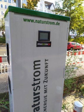 Berlin, Almanya - 11 Eylül 2019: Alman yeşil elektrik sağlayıcısı Naturstrom AG tarafından elektrik tedarikçisi