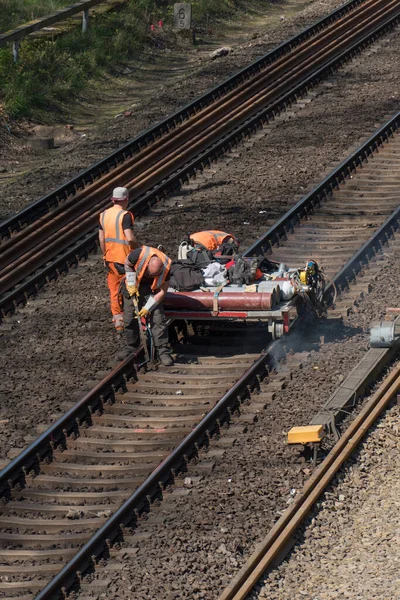 德国柏林 2019年4月19日 铁路轨道维修 铁路工人视察和修理铁路轨道的一组铁路工人 — 图库照片