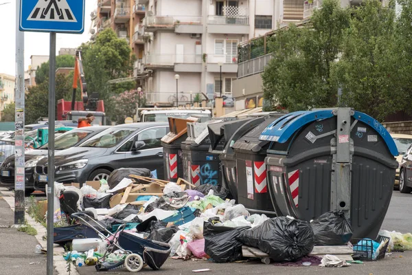 Roma Italia Julio 2019 Dump Overflowing Garbage Cans — Foto de Stock