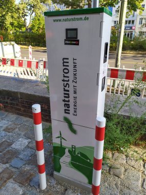 Berlin, Almanya - 11 Eylül 2019: Alman yeşil elektrik sağlayıcısı Naturstrom AG tarafından elektrik tedarikçisi