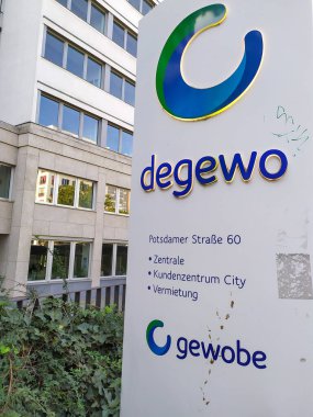 Berlin, Almanya - 14 Eylül 2019: Berlin merkezli bir Alman iskan şirketi olan Degewo 'nun dikey işareti