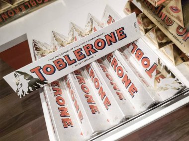 Roma, İtalya - 24 Eylül 2019: Toblerone çikolataları satışa sunuldu. Ünlü İsviçre çikolatası İsviçre 'de üretilir ve kendine özgü prizma şekliyle tanınır.