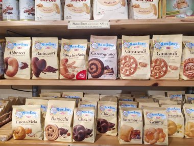 Berlin, Almanya - 8 Ekim 2019: Bisküviler, kurabiyeler ve Mulino Bianco (White Mill) tarafından üretilen diğer atıştırmalıklar, İtalyan gıda şirketi Barilla S.p.A tarafından kontrol ediliyor..