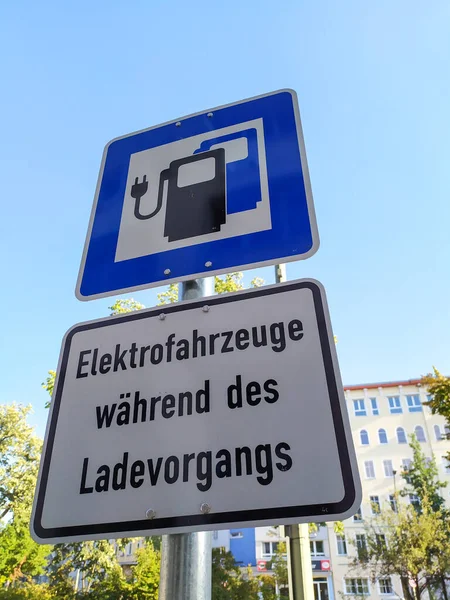 Berlin Niemcy Września 2019 Znak Drogowy Tekstem Elektrofahrzeuge Whrend Des — Zdjęcie stockowe