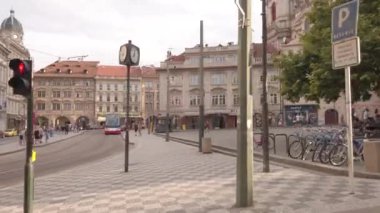 Prag, Çek Cumhuriyeti - 22 Temmuz 2020: Prag 'ın tarihi merkezinde bazı caddeleri gösteren kamera aracı