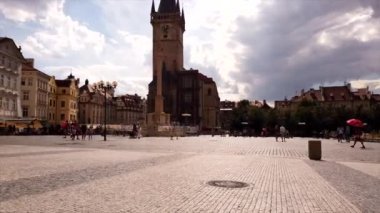 Prag, Çek Cumhuriyeti - 22 Temmuz 2020: Prag 'ın Eski Şehir Bölgesi' nde tarihi bir meydan. Zaman Süreleri