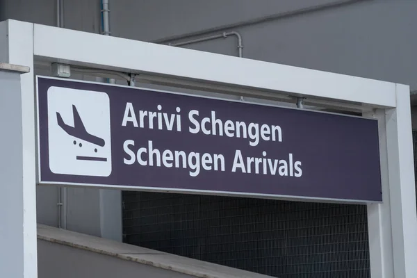 Bureau Des Arrivées Schengen Italien Arrivi Schengen Images De Stock Libres De Droits
